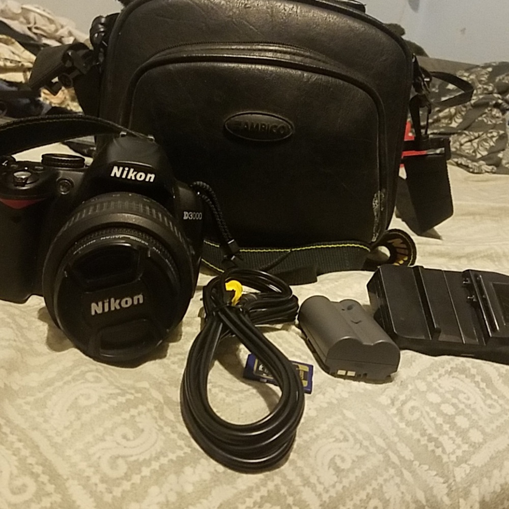 Nikon D3000 + TRIPOD + BAG